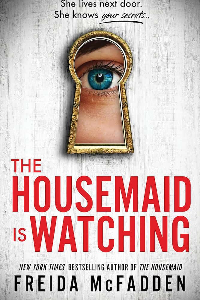 Book cover of 'The Housemaid is Watching' with a keyhole design and eye illustration.